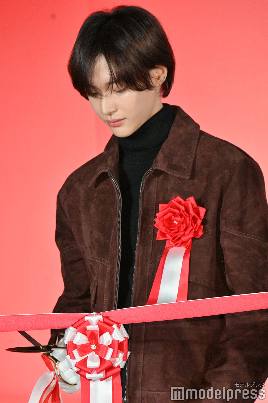 テープカットの流れを確認するウォンビン（C）モデルプレス