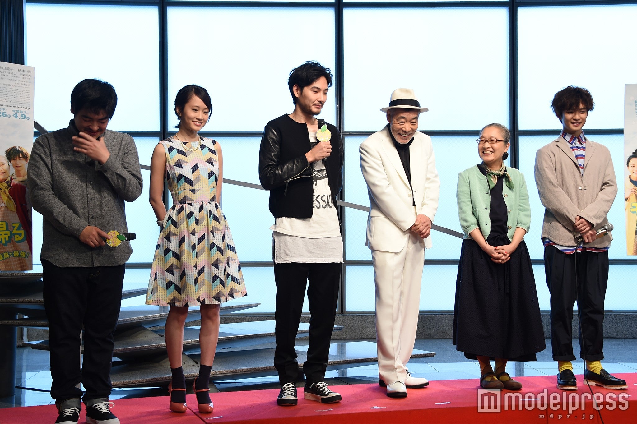 （左から）沖田修一監督、前田敦子、松田龍平、柄本明、もたいまさこ、千葉雄大（C）モデルプレス