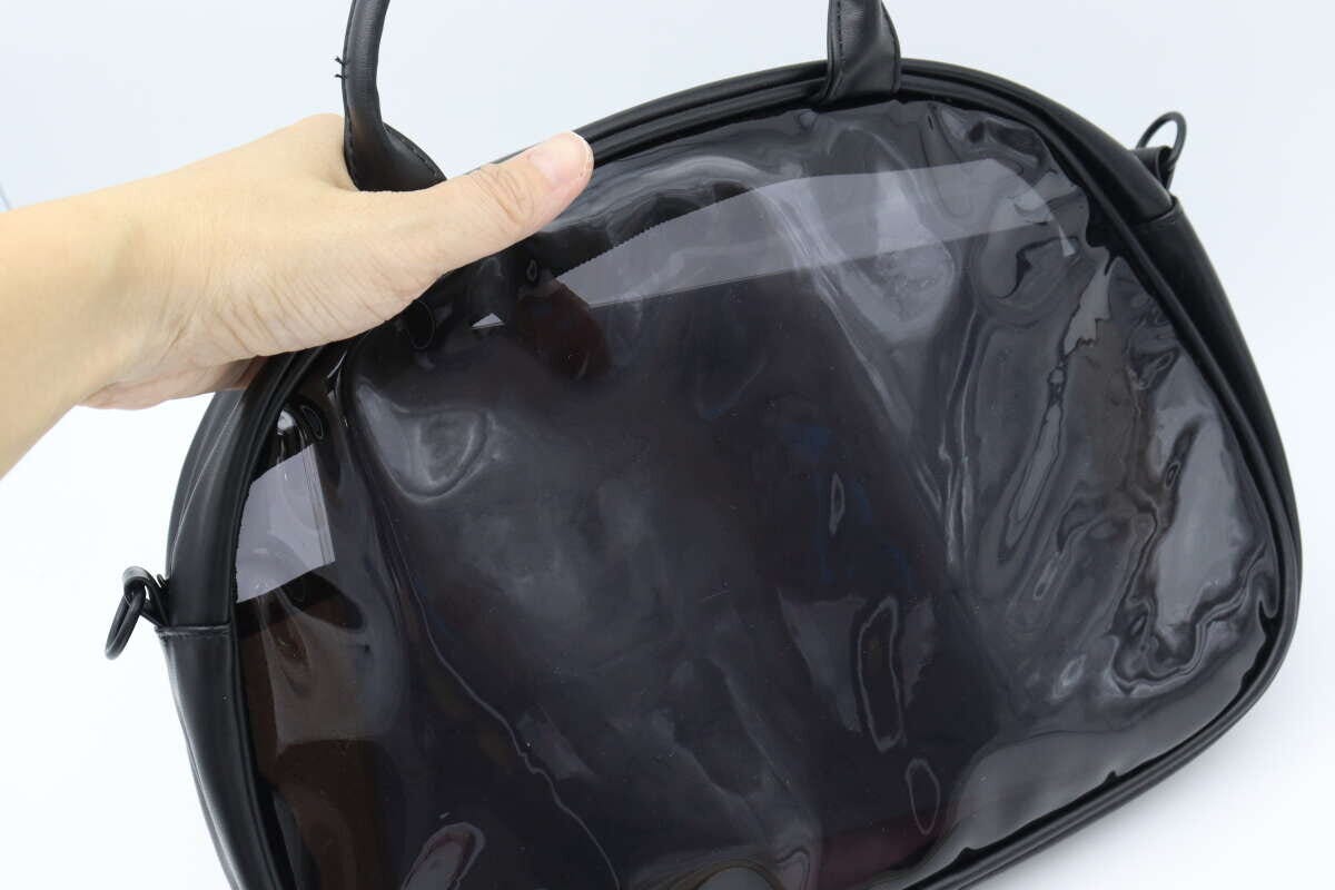 黒いクリアバッグの背面側、透け感のある黒い素材