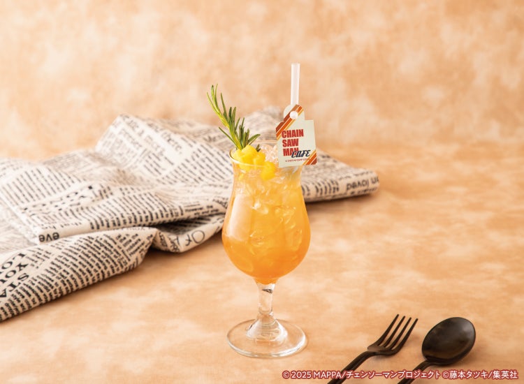【デンジ】マンゴーパインソーダ　税込990円（C）2025 MAPPA／チェンソーマンプロジェクト （C）藤本タツキ／集英社