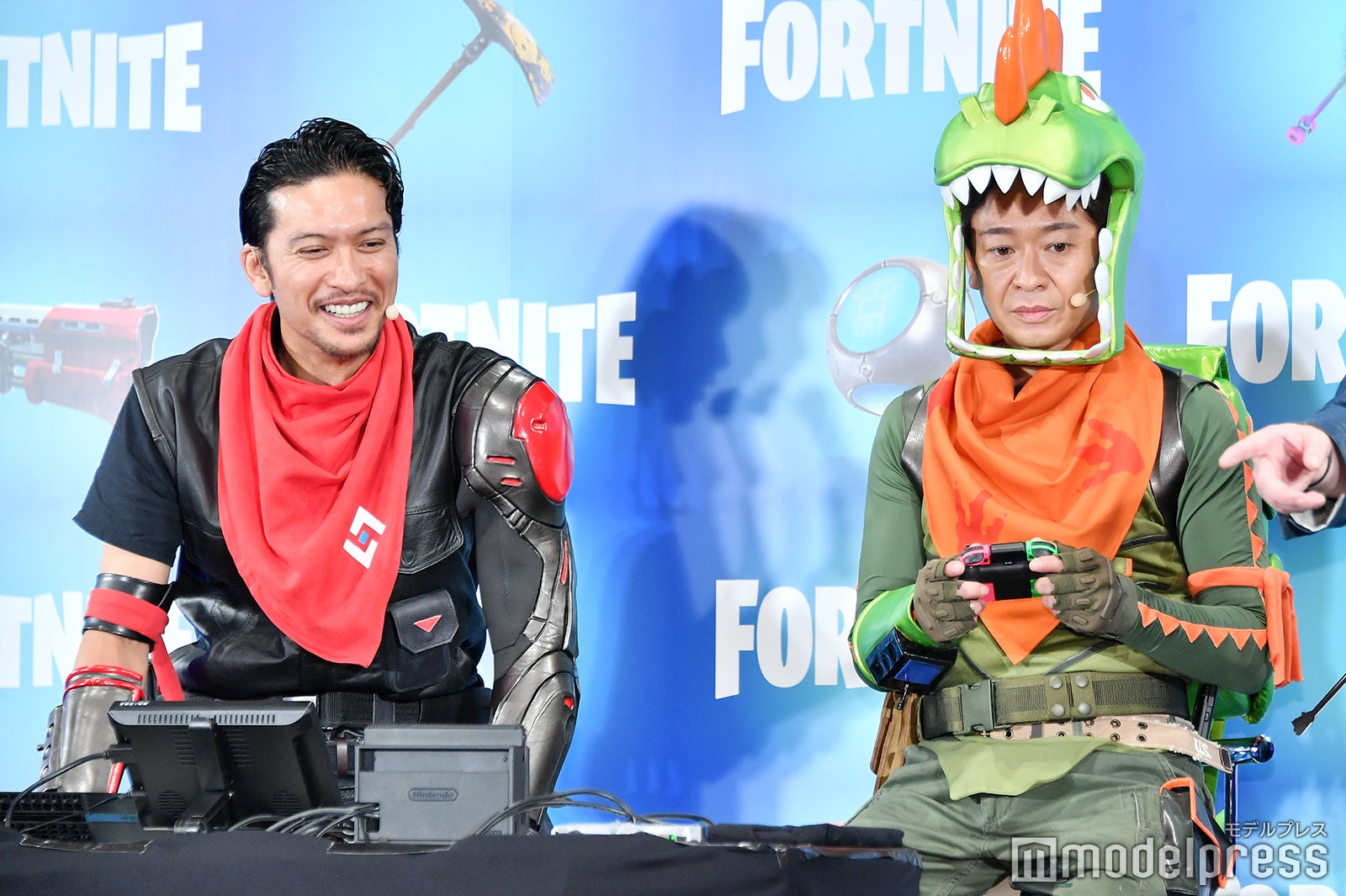 真剣にゲームをしている城島茂＆そんな城島を笑顔で見守る長瀬智也（C）モデルプレス