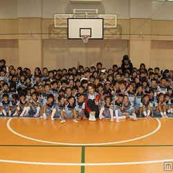 700人の幼児園児らと共にダンスを披露した佐々木希