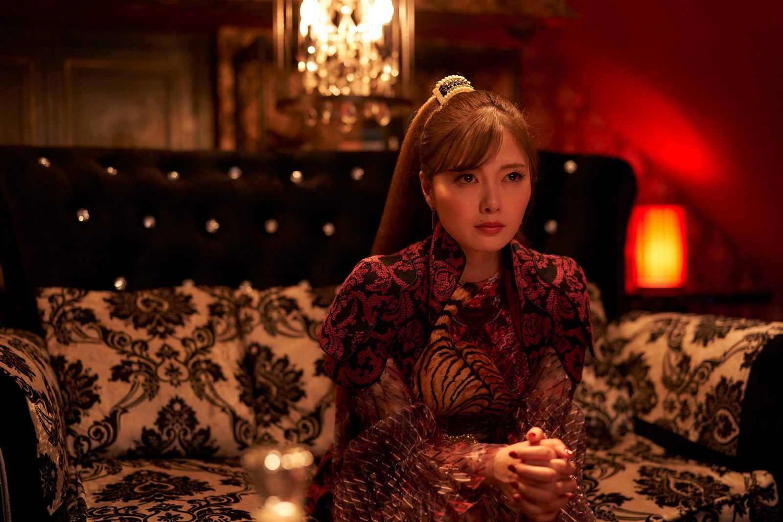 白石麻衣、“最恐”女組長で新境地　妖艶七変化な「嘘喰い」場面写真一挙解禁