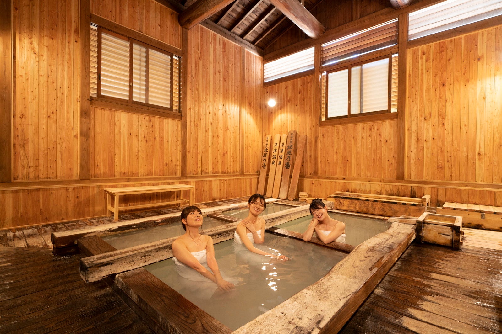 貸切風呂「伝統湯地蔵」は広々とした湯船も特徴／提供画像