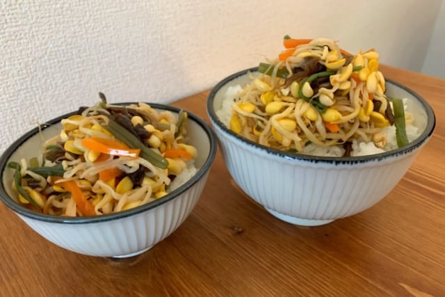 業務スーパーの6種類の具材入りビビンバとご飯