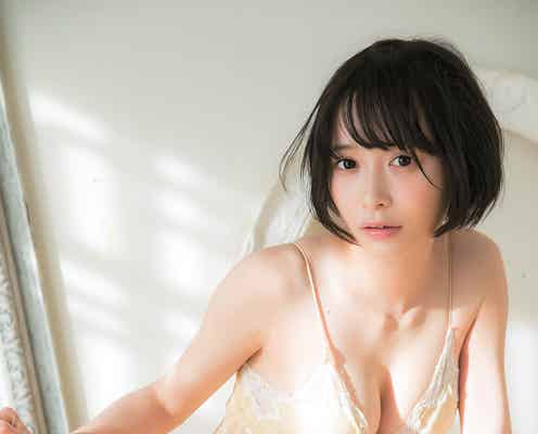 新ショートカット美女・つぶら、SEXYランジェリーで“昆虫”に 美バストにうっとり