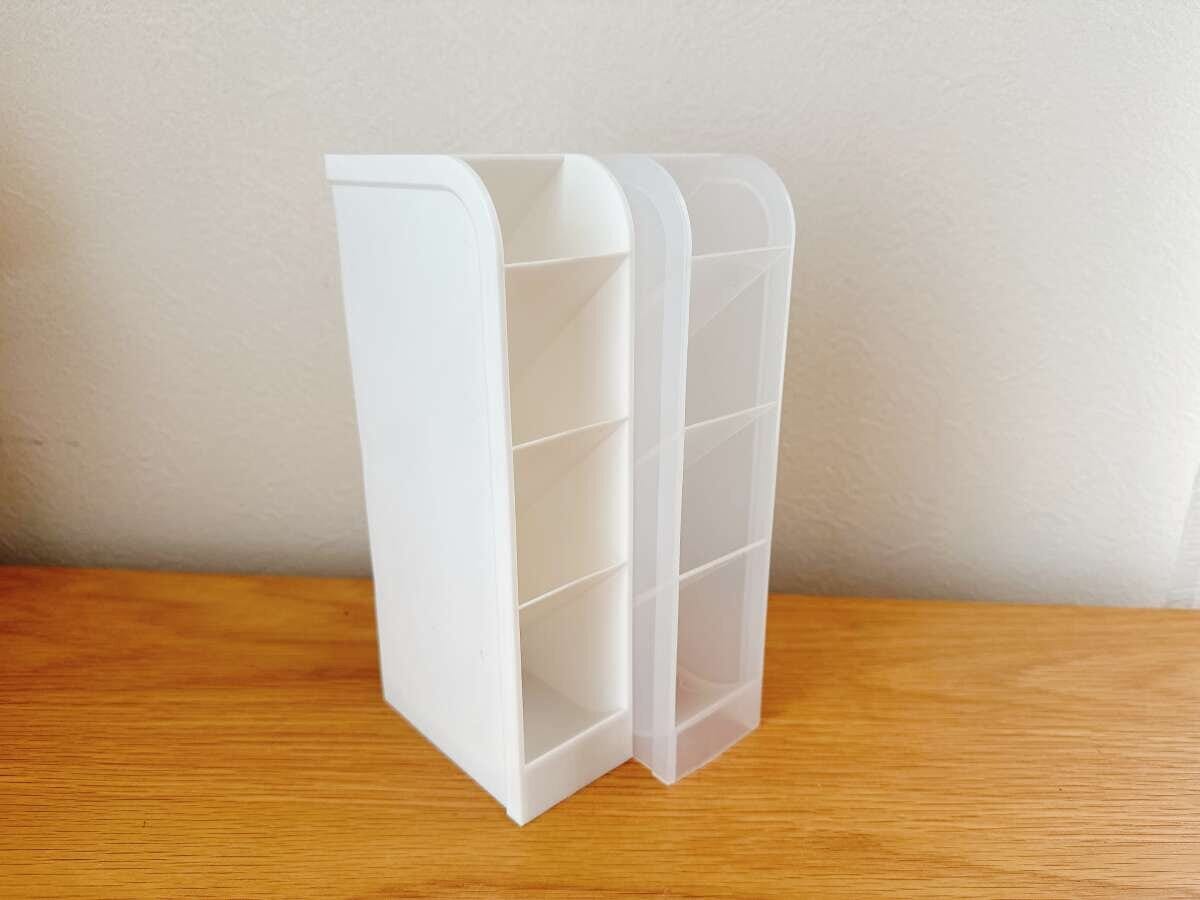 木製テーブルの上に白色と半透明の2色展開の仕切り付きペンスタンドが並んで置かれている