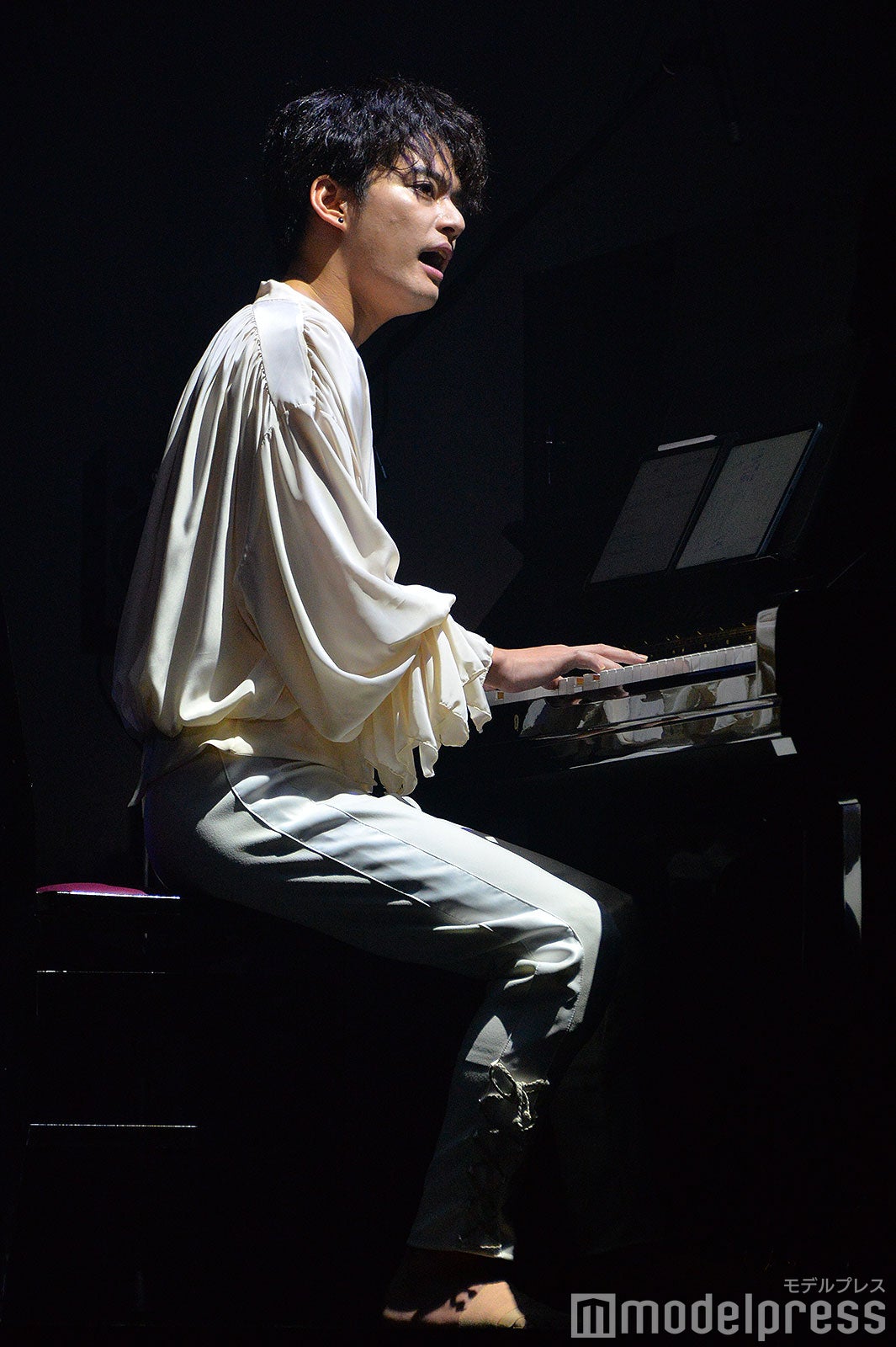 フォトコール冒頭でピアノの演奏とともに美声を響かせた中山優馬 （C）モデルプレス