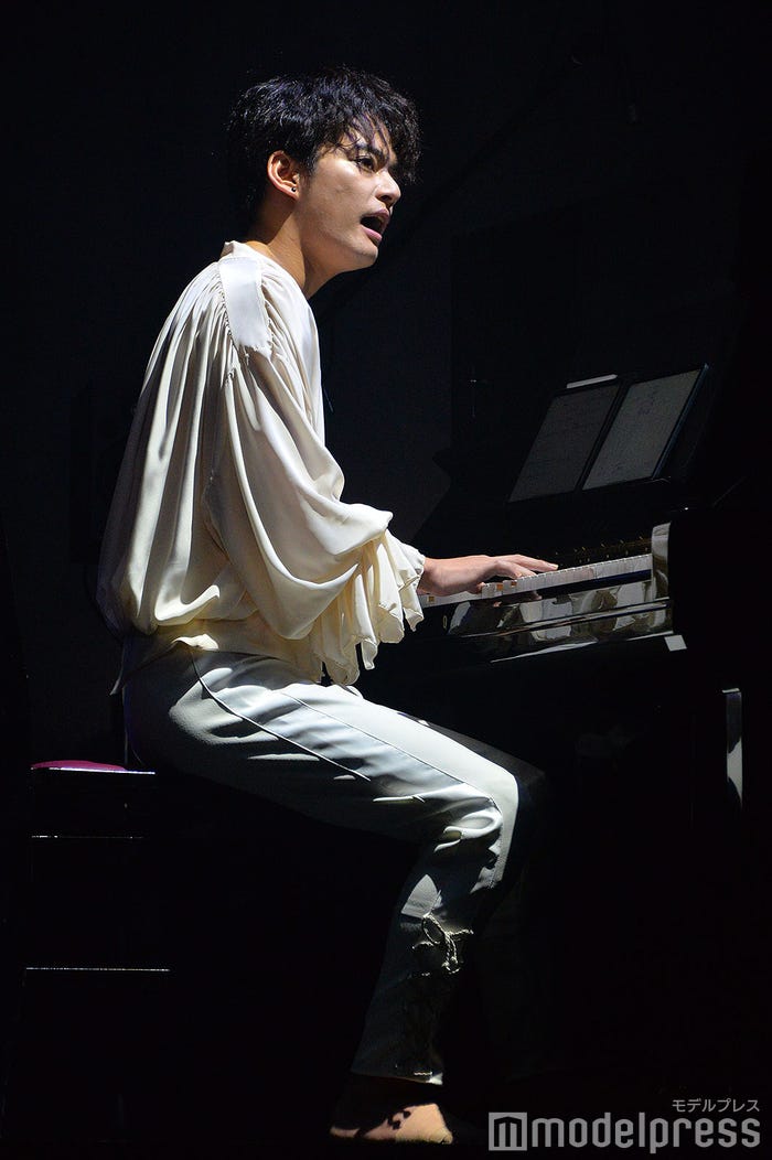 フォトコール冒頭でピアノの演奏とともに美声を響かせた中山優馬 (C)モデルプレス