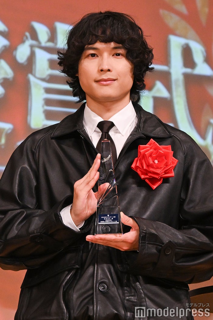 SixTONES松村北斗、名前の由来“北斗七星”のような存在に「親孝行できたかな」【2026年エランドール賞】