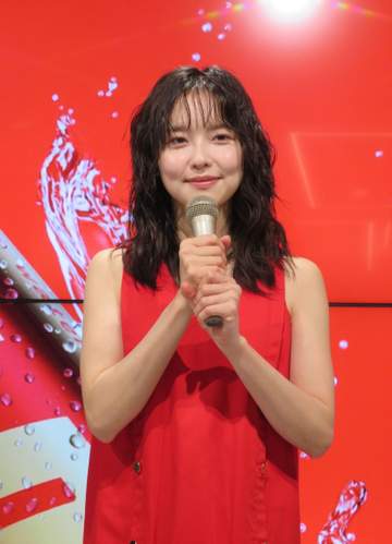 加藤小夏の意外な一面「昨日も1人焼き肉」 鮮やかな赤いワンピース姿で登場