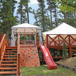 マザー牧場 グランピング THE FARM「アスレチックテラス」(提供画像)