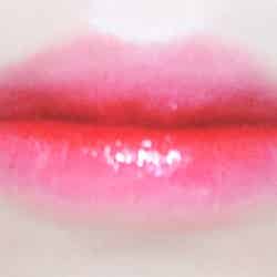 唇の中心に、「ディアダーリンウォータージェルティント“OR203”」を塗る／写真：onoaki （C）モデルプレス