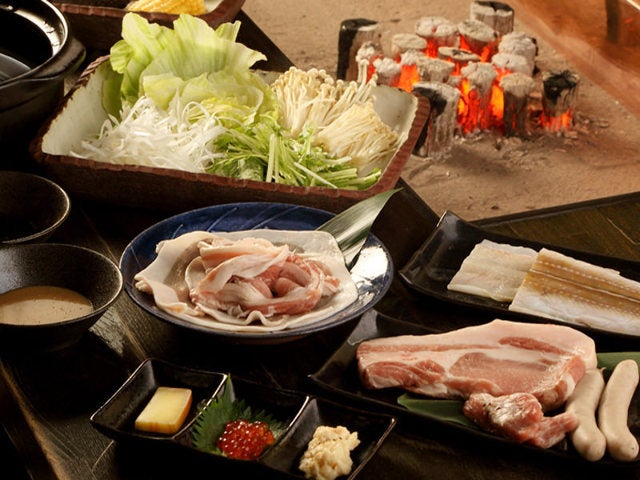 囲炉裏の上で 最高級のbbq が体験できる 神楽坂の秘密の隠れ家 Kemuri モデルプレス 囲炉裏の上で 最高級のbbq が体験できる 神楽坂の秘密の隠れ家 Kemuri モデルプレス
