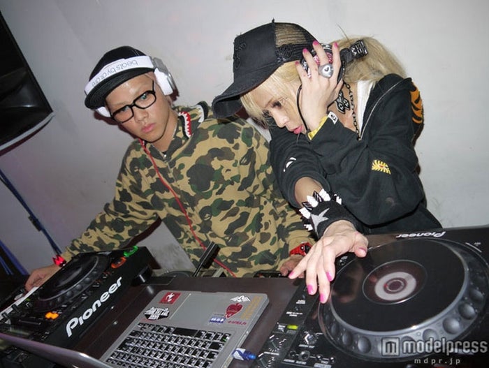 4月に開催された「J-WAVE“HELLO WORLD”×TAKENOKO!!!」で仲睦まじくDJプレイを披露する二人。