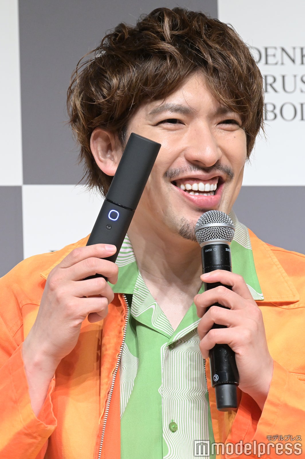 美容電機器を使うりんたろー。（C）モデルプレス