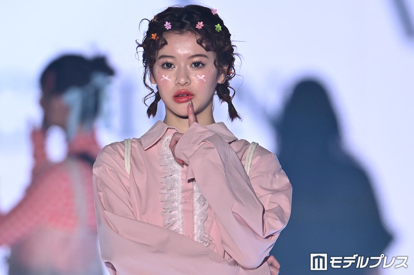 大胆イメチェン話題の米澤りあ、アレンジヘアが可愛すぎ【TGC2026 S/S】 - モデルプレス