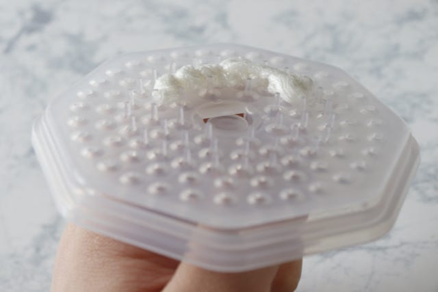 ダイソー　もちふわホイッパー　洗顔料を出す