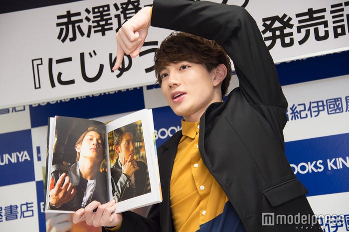 お気に入りのショットをアピールする赤澤遼太郎(C)モデルプレス