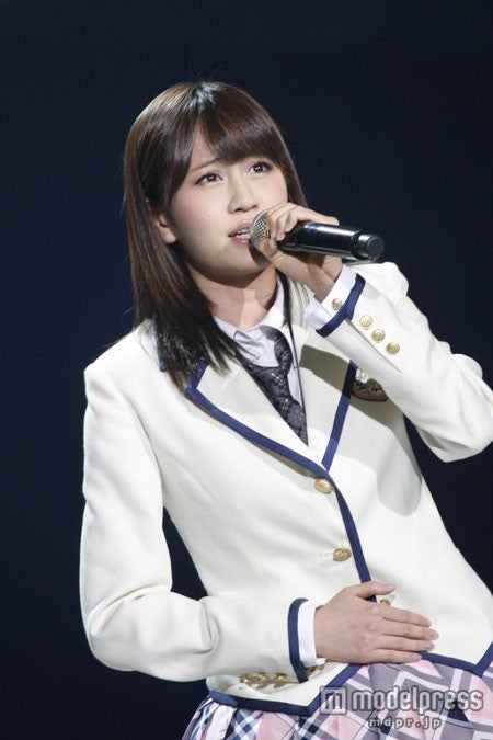 「桜の花びらたち」のソロバージョン「桜の花びら」を歌唱する前田敦子（C）AKS