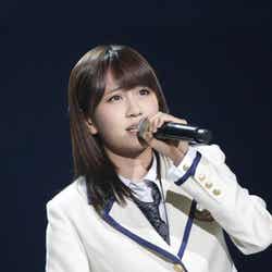 「桜の花びらたち」のソロバージョン「桜の花びら」を歌唱する前田敦子(C)AKS