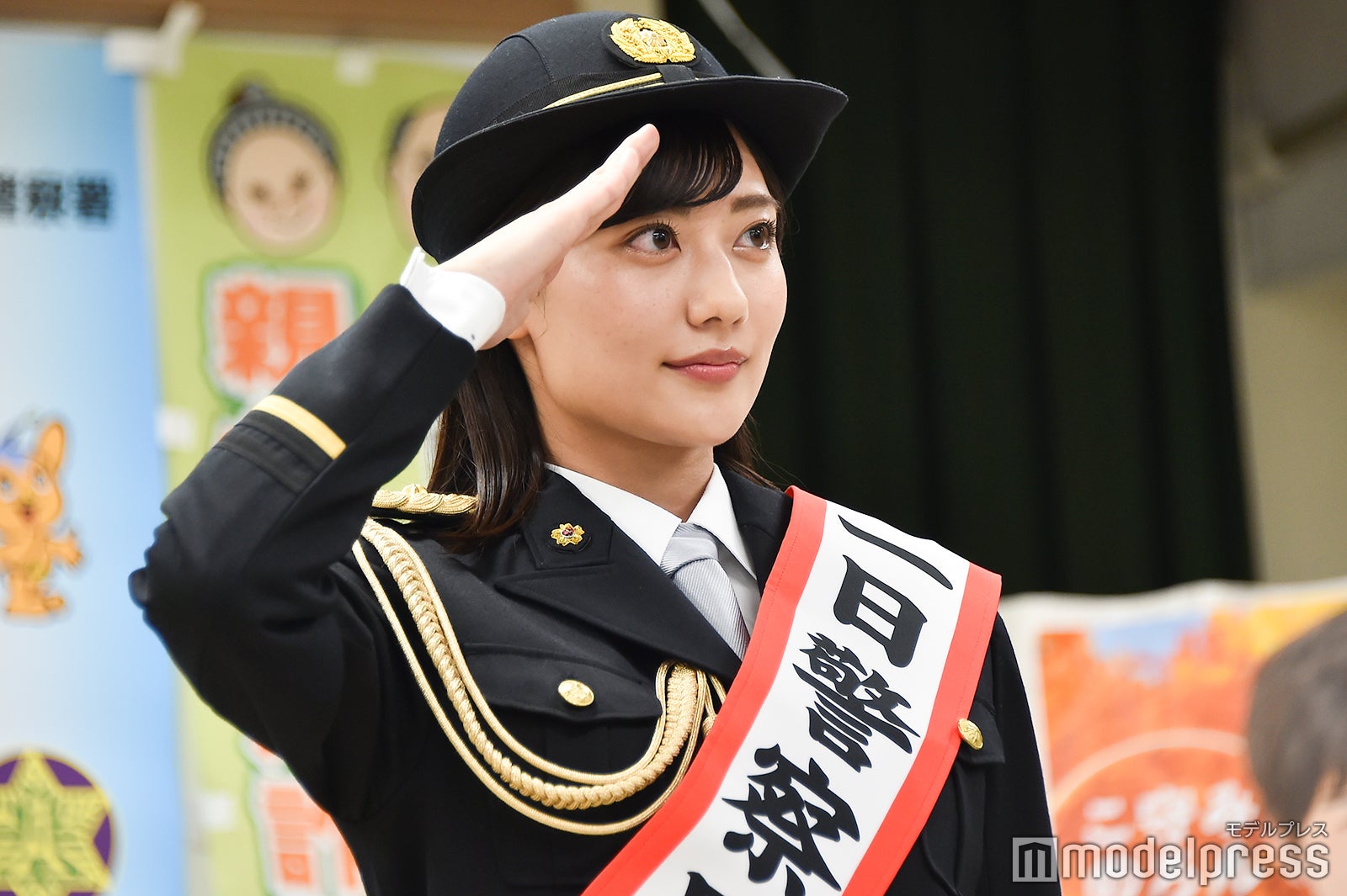 “つかさ先輩流の敬礼”奥山かずさ （C）モデルプレス