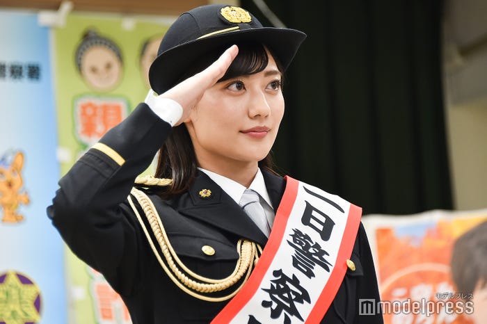 “つかさ先輩流の敬礼”奥山かずさ (C)モデルプレス