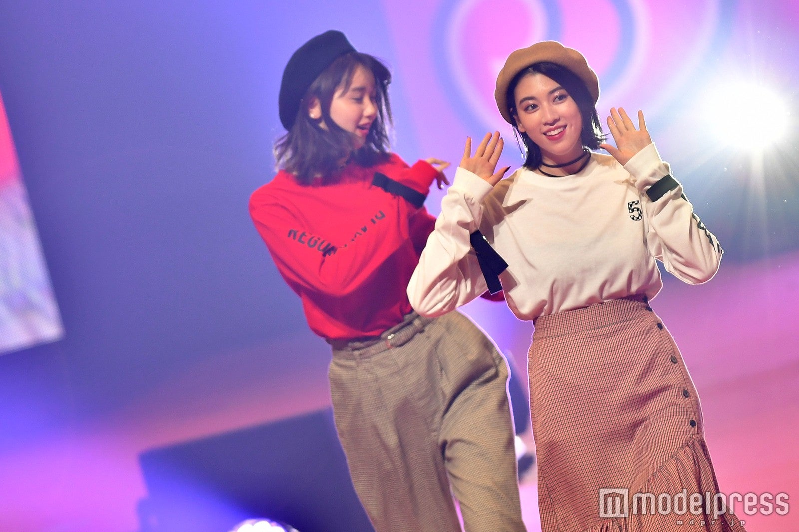 江野沢愛美＆三吉彩花（C）モデルプレス