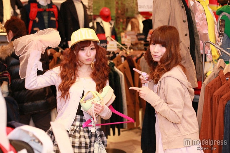 （左から）ゆかるん、あいにゃん　画像提供：マガジンハウス／撮影協力：SPINNS