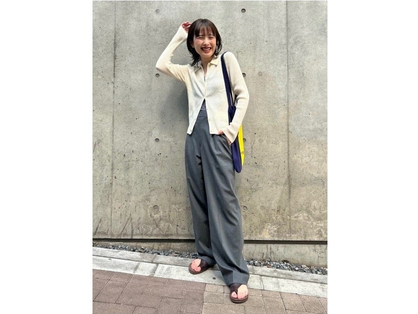 この秋も引き続きトレンドのタックワイドパンツとも相性よし　出典：StyleHint