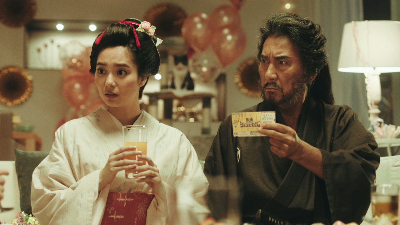 （左から）新川優愛、役所広司（提供写真）