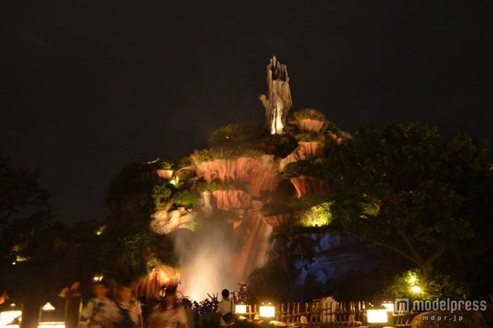 夜にはライトアップされ幻想的な雰囲気を見せるスプラッシュ・マウンテン