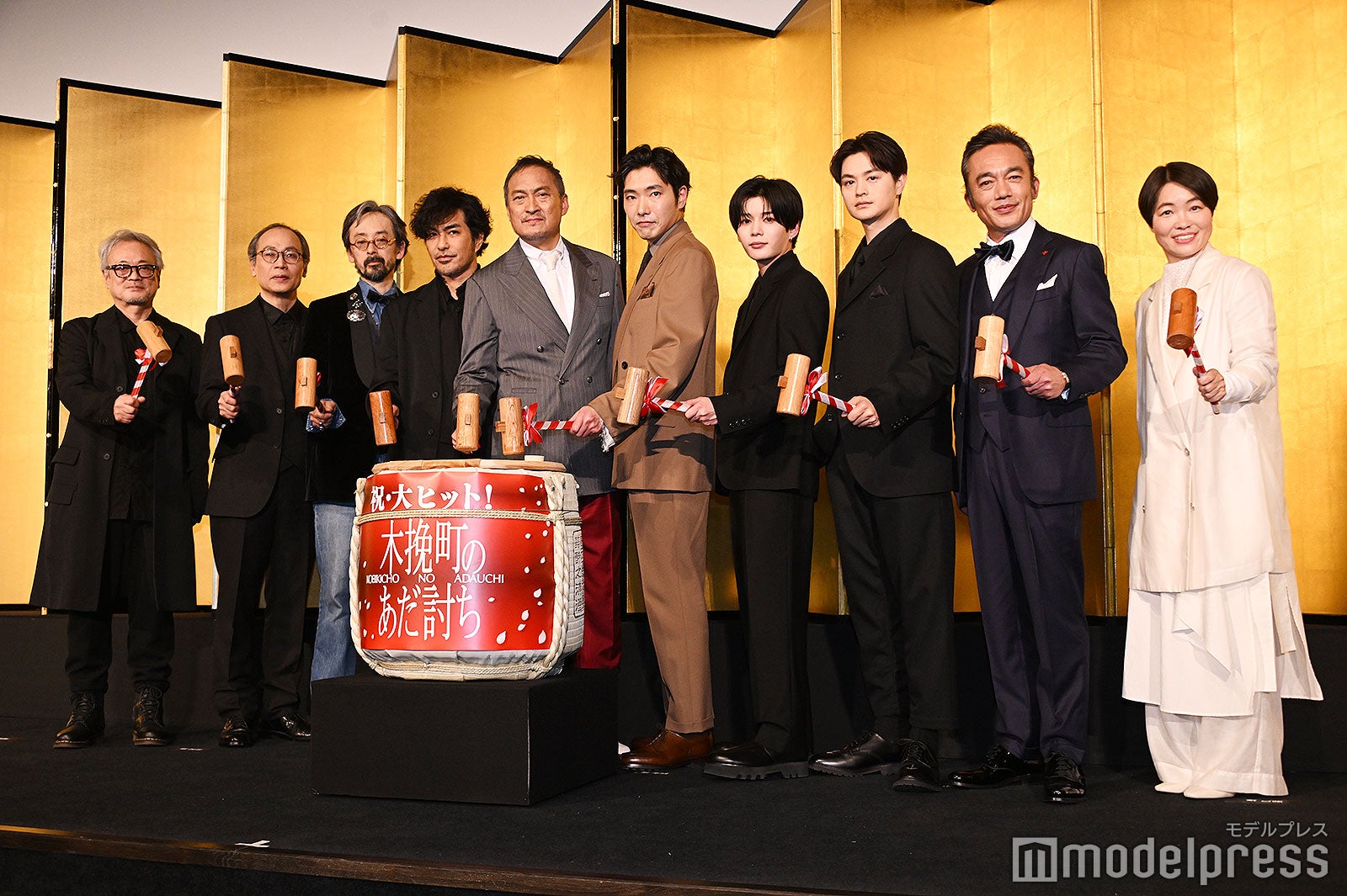 柄本佑、渡辺謙、なにわ男子・長尾謙杜ら“アベンジャーズ”集結 鏡開きで「木挽町のあだ討ち」大ヒット祈願