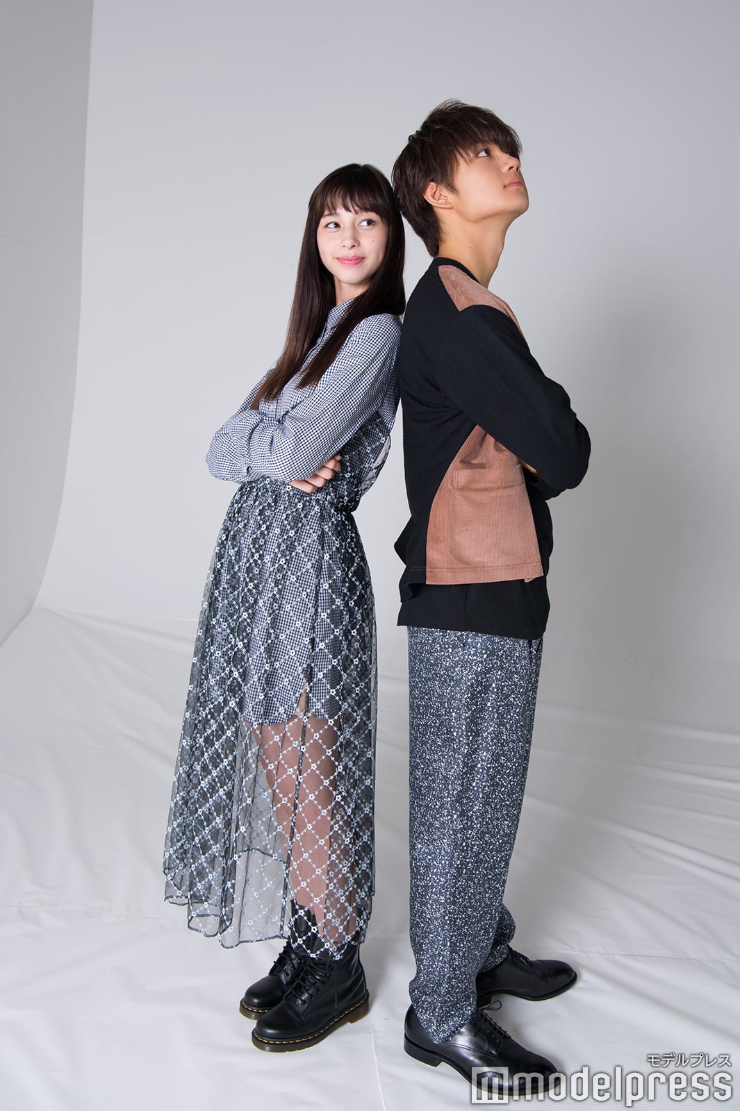 （左から）中条あやみ、佐野勇斗 （C）モデルプレス