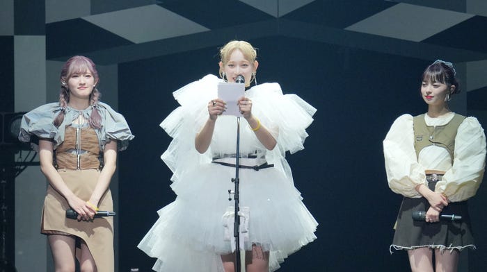 川村文乃、佐々木莉佳子、上國料萌衣「ANGERME CONCERT 2024 SECRET SECRET 佐々木莉佳子 FINAL『愛情の世界へ、君もおいでよ』」より(提供写真)