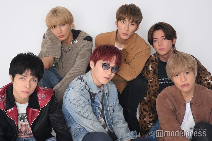 モデルプレスのインタビューに応じたWEST.(後列左から)藤井流星、濱田崇裕、小瀧望(前列左から)重岡大毅、神山智洋、中間淳太※桐山照史は欠席(C)モデルプレス