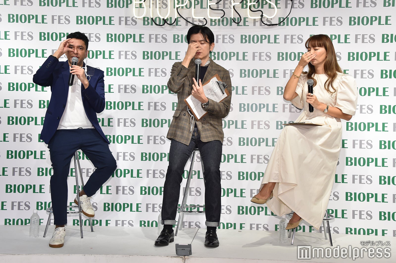 ニーマル・ラージ・ギャワリ氏、青木源太、谷口智美氏（C）モデルプレス