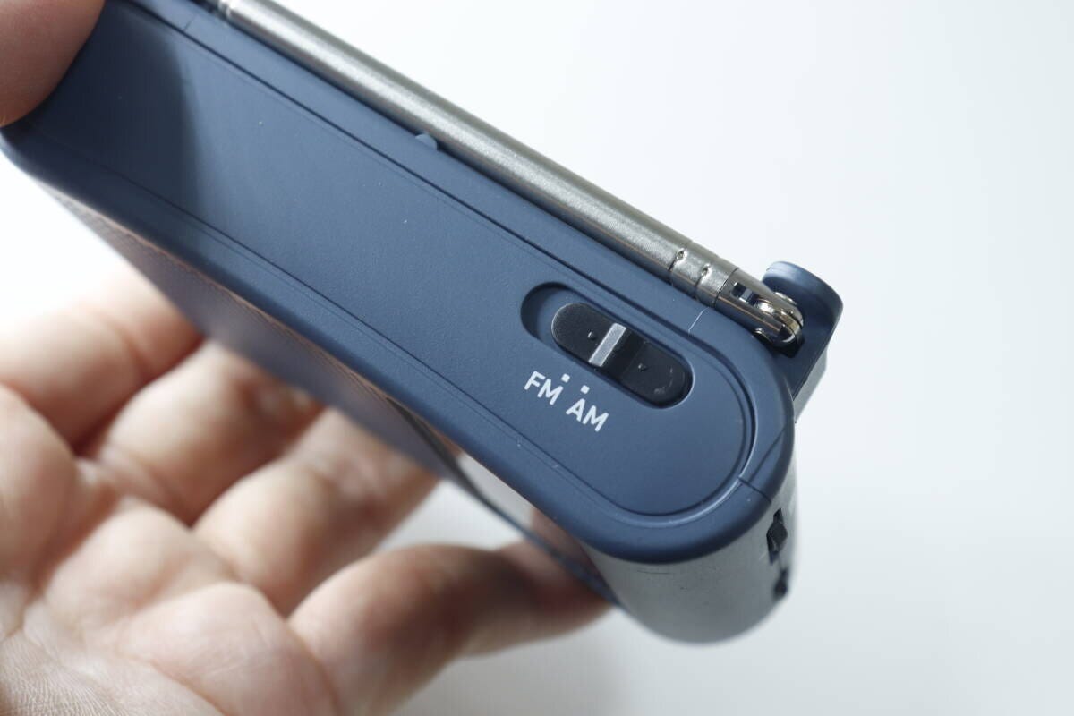 ラジオ本体側面にあるAM/FM切り替えスイッチ