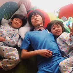 山崎賢人とお昼寝タイム中の子供たち（画像提供：フジテレビ）
