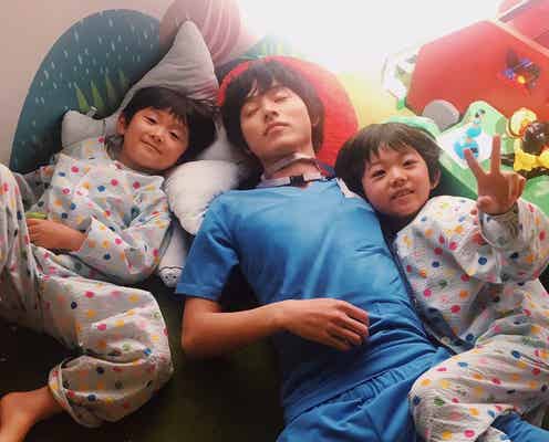 山崎賢人、子供と“スヤスヤ” お昼寝ショットに「尊すぎる」「とろけそう」の声<グッド・ドクター>