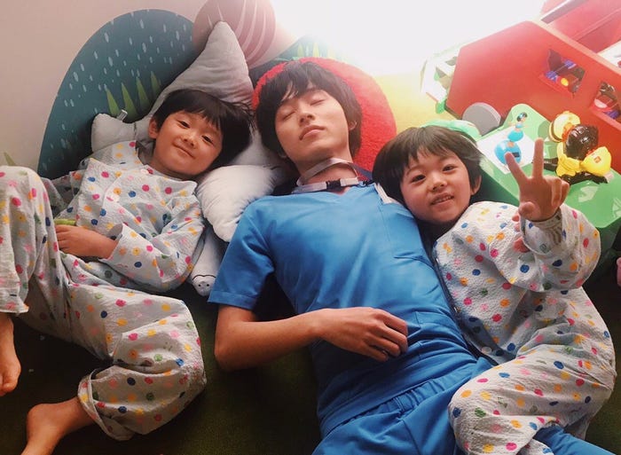山崎賢人とお昼寝タイム中の子供たち(画像提供:フジテレビ)