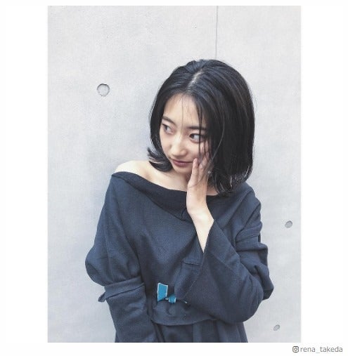 武田玲奈、肩チラリ…セクシーショットに「小悪魔っぽい」「色気ある」と反響