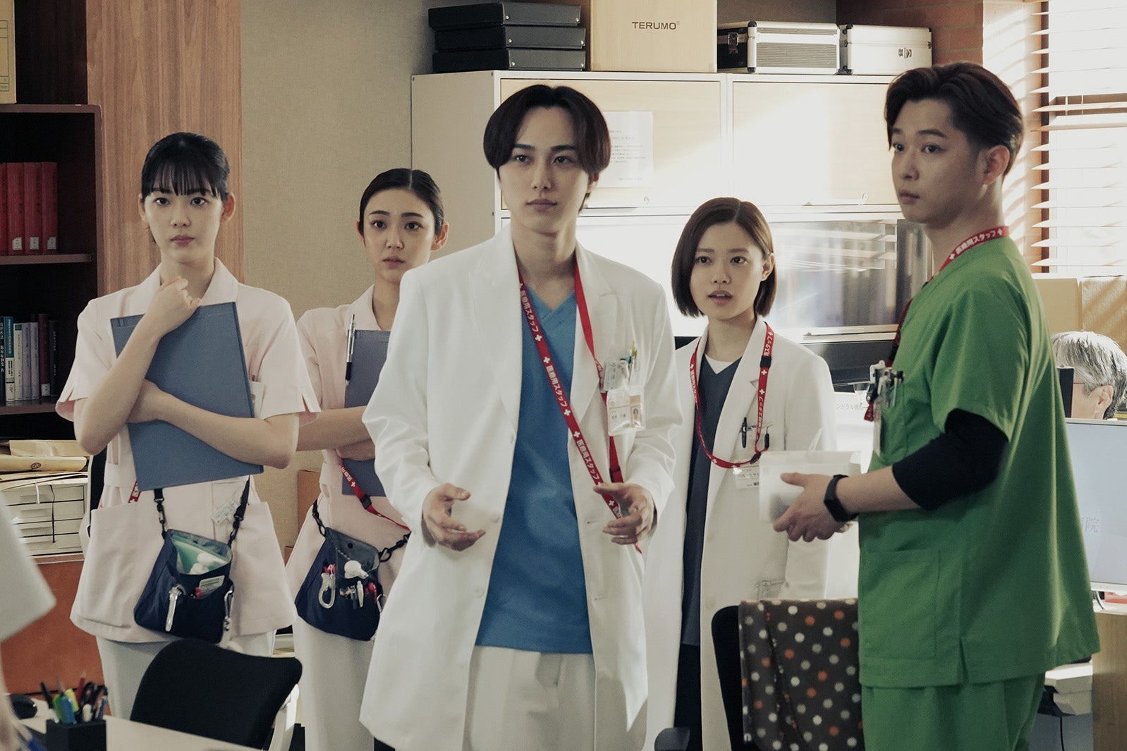 （左から）中村里帆、山谷花純、尾崎匠海、杉咲花、千葉雄大「アンメット ある脳外科医の日記」第4話より（C）カンテレ