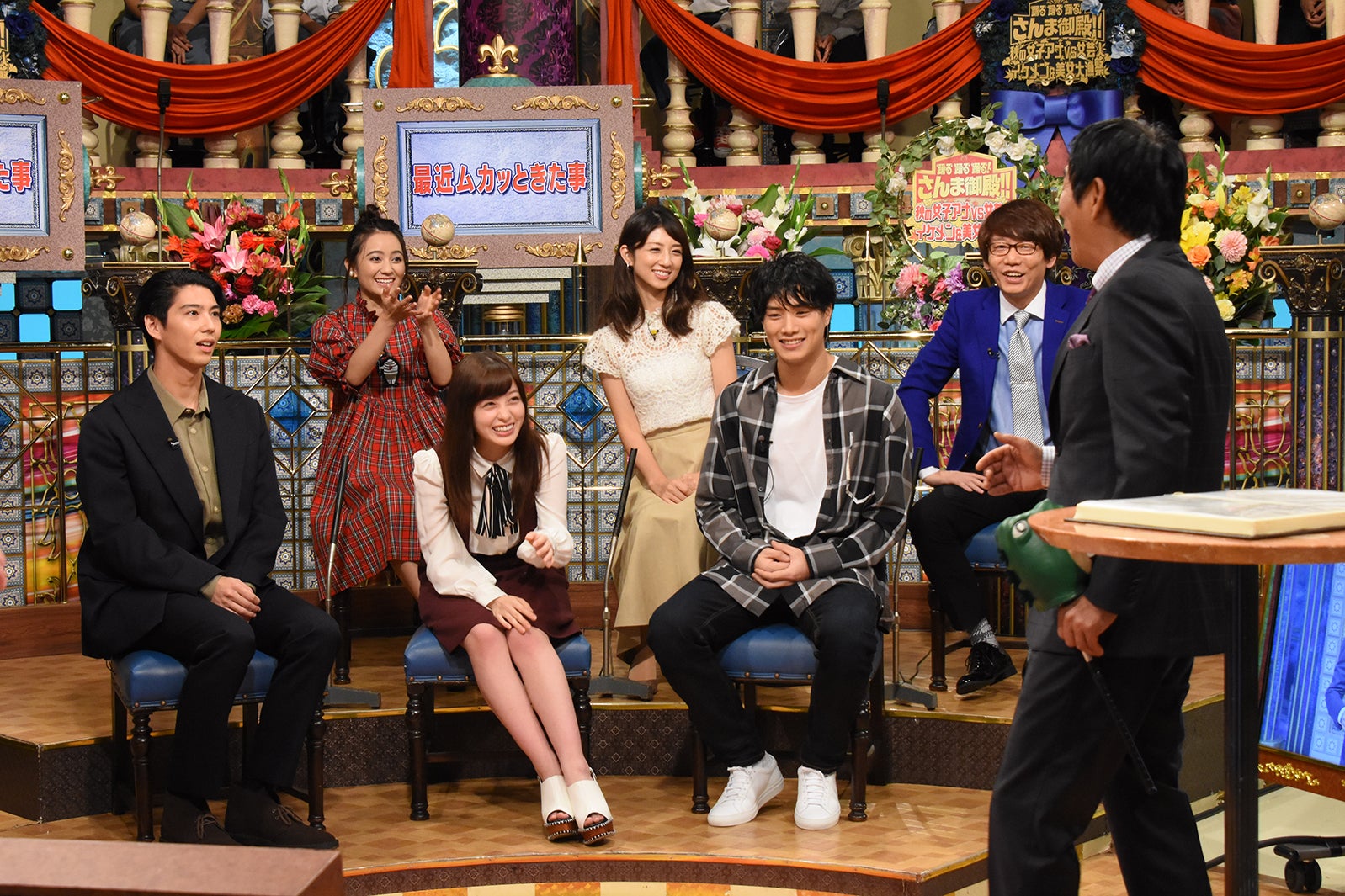 （ひな壇前列左から）賀来賢人、橋本環奈、鈴木伸之（後列左から）岡田結実、小倉優子、小宮浩信（C）日本テレビ