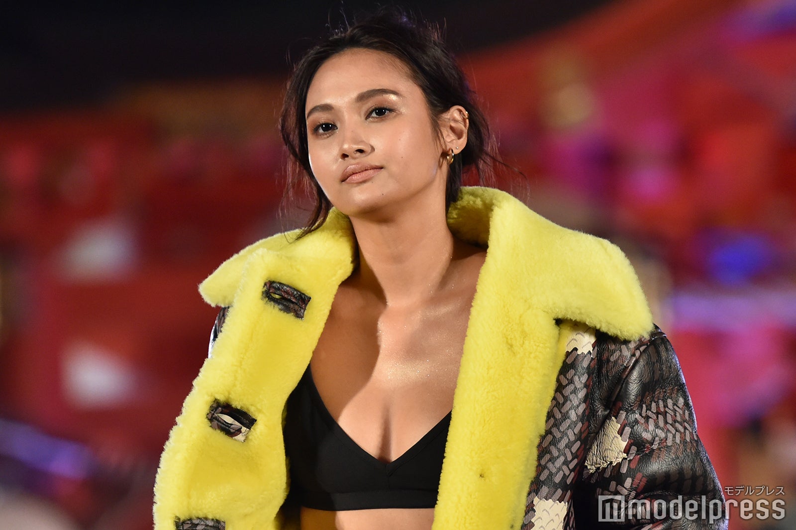 “驚異の10頭身”香川沙耶、美バスト＆くびれチラリ　華麗なランウェイに釘付け＜神コレ2022A／W＞