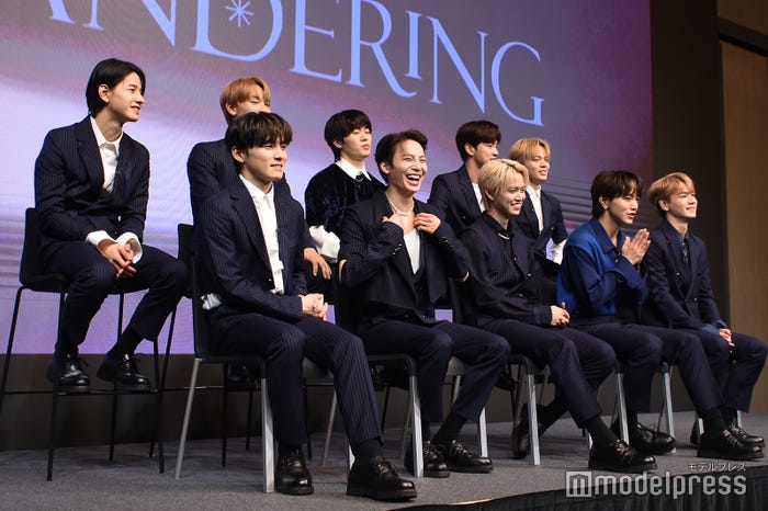 鶴房汐恩のエピソードに笑うメンバー (C)モデルプレス