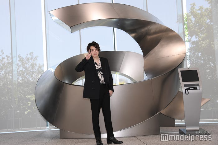 エイベックスロゴ前に立つカルマ(C)モデルプレス