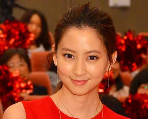 河北麻友子、ミニドレスで美脚披露 理想の男性像を語る