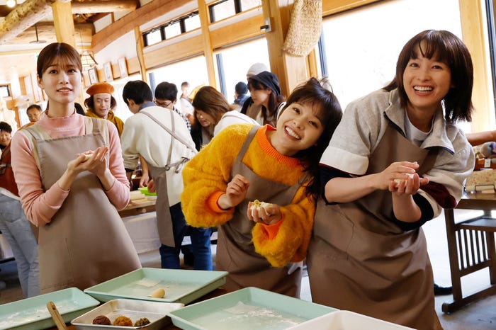生見愛瑠、岸井ゆきの、清野菜名「日曜の夜ぐらいは…」第1話より(C)ABCテレビ