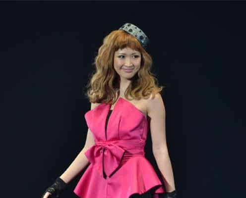 紗栄子、新ブランド発表 ピンクのベアワンピでSEXYランウェイ